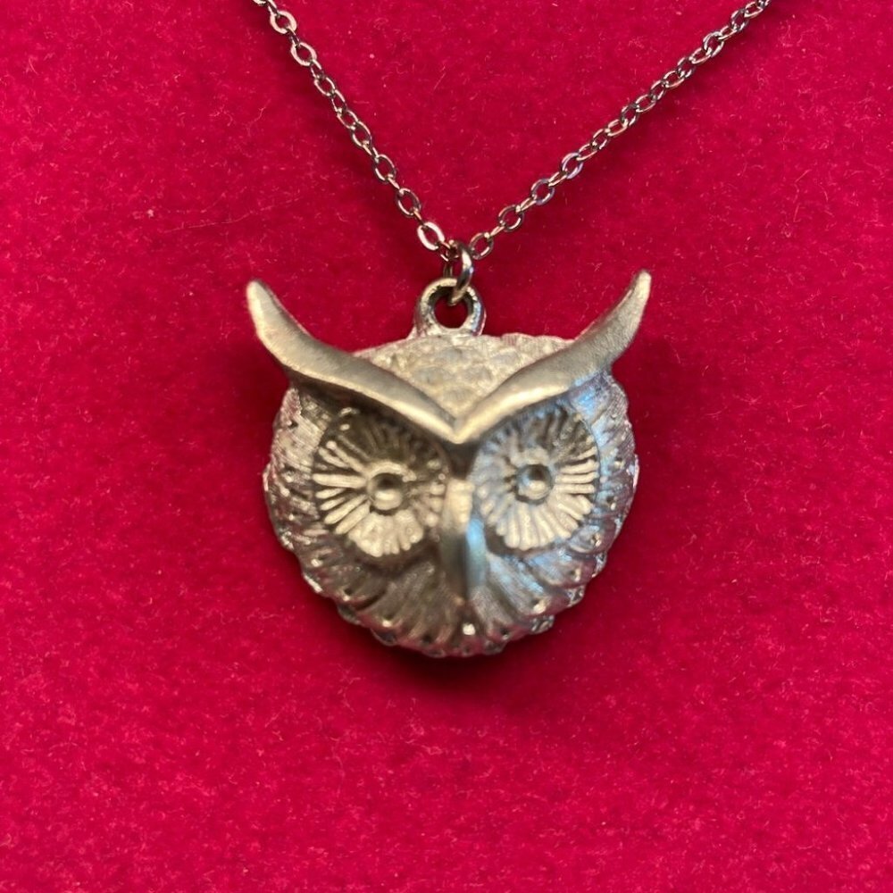 NECKLACE OWL Head 3-D Small and Delicate Very detailed. Lobster Claw Closure